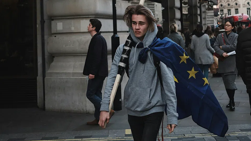Евробарометър: Повишаването на цените и разходите за живот са водеща тревога за младите европейци