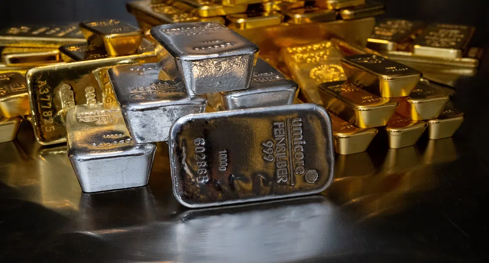 Златото и среброто отстъпват във вторник, връщането към рекордите се отлага
