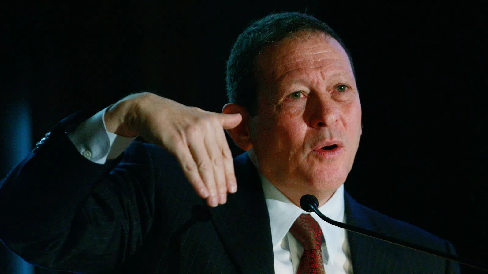 Томас Прицкер, посочен в досиетата „Епстийн“, се оттегля като изпълнителен председател на Hyatt