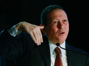 Томас Прицкер, посочен в досиетата „Епстийн“, се оттегля като изпълнителен председател на Hyatt