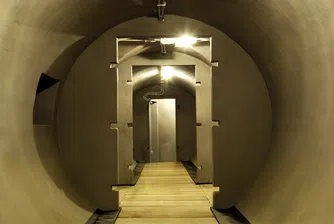 Атракцията включва преживяване на симулация на въздушна атака в недовършения бункер на диктатора