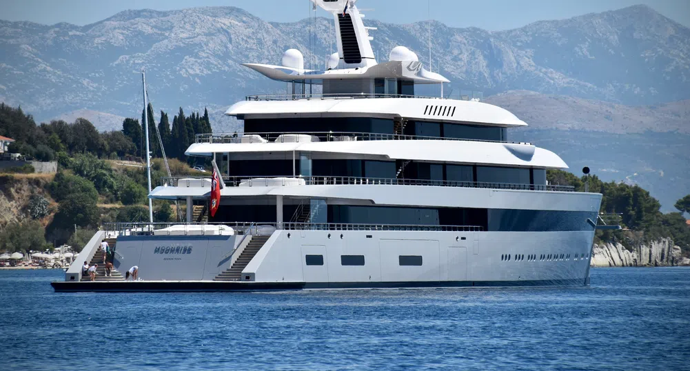 Продажбите на суперяхти бележат спад през 2023 г.