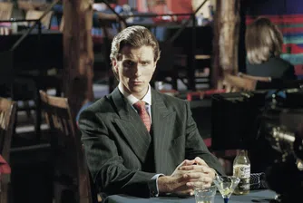 „Аз не съществувам в реалността. Въпреки че мога да скрия студенината си и да се ръкувам с теб - аз просто не съм тук“, казва Патрик Бейтман. Четвърт век по-късно неговият култ към визията, стоките и повърхностния успех вече не е отклонение, а стандарт