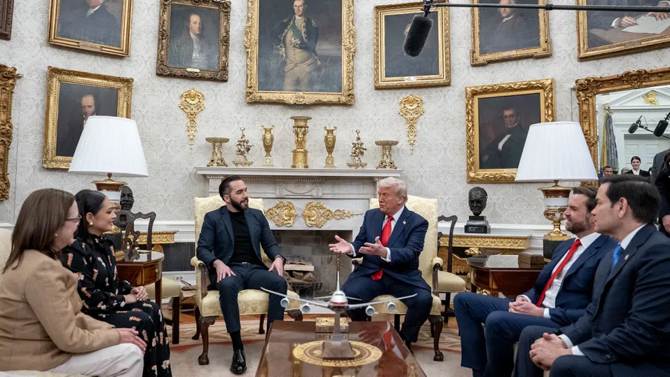 Тръмп на бляскаво се радва - и пълни Белия дом със златни предмети и орнаменти