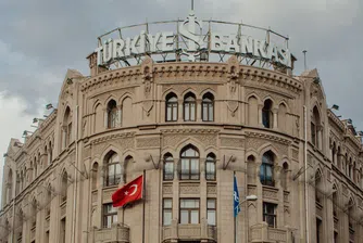 Изненадващата мярка дойде след като годишната инфлация достигна 38,1% през март. Страната се бори с икономически сътресения заради митата и политически след ареста на кмета на Истанбул