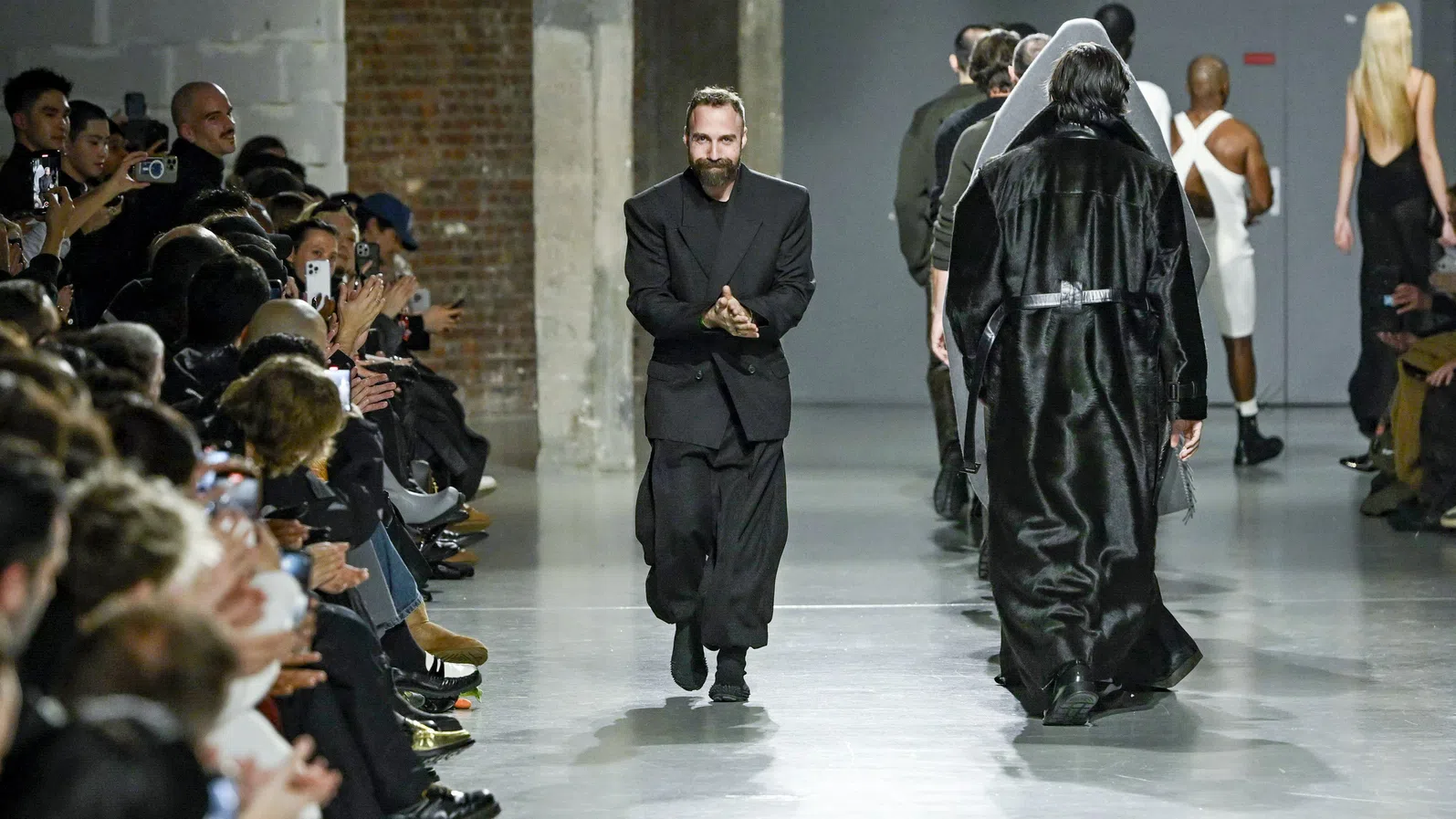 Може ли OnlyFans да спаси модната индустрия?