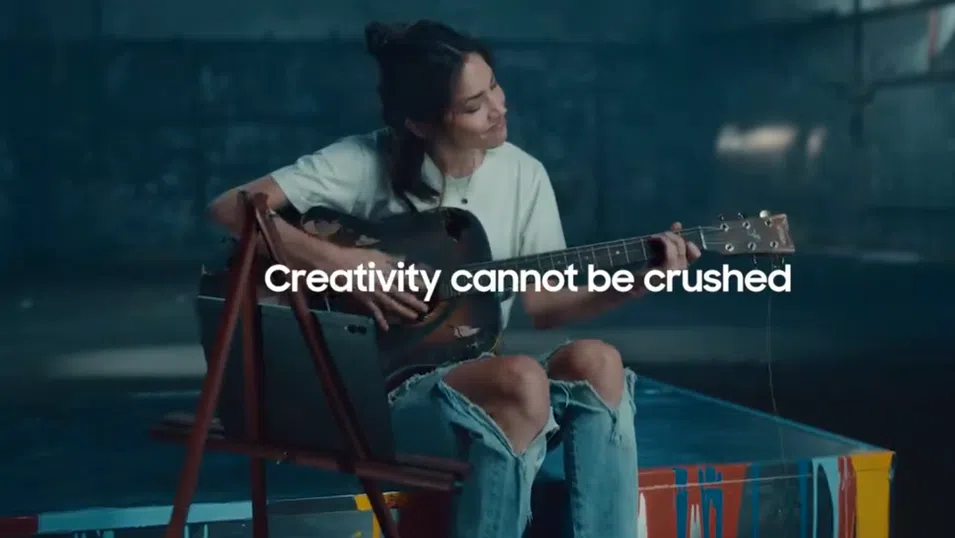 Samsung иронизира несполучливата реклама на Apple