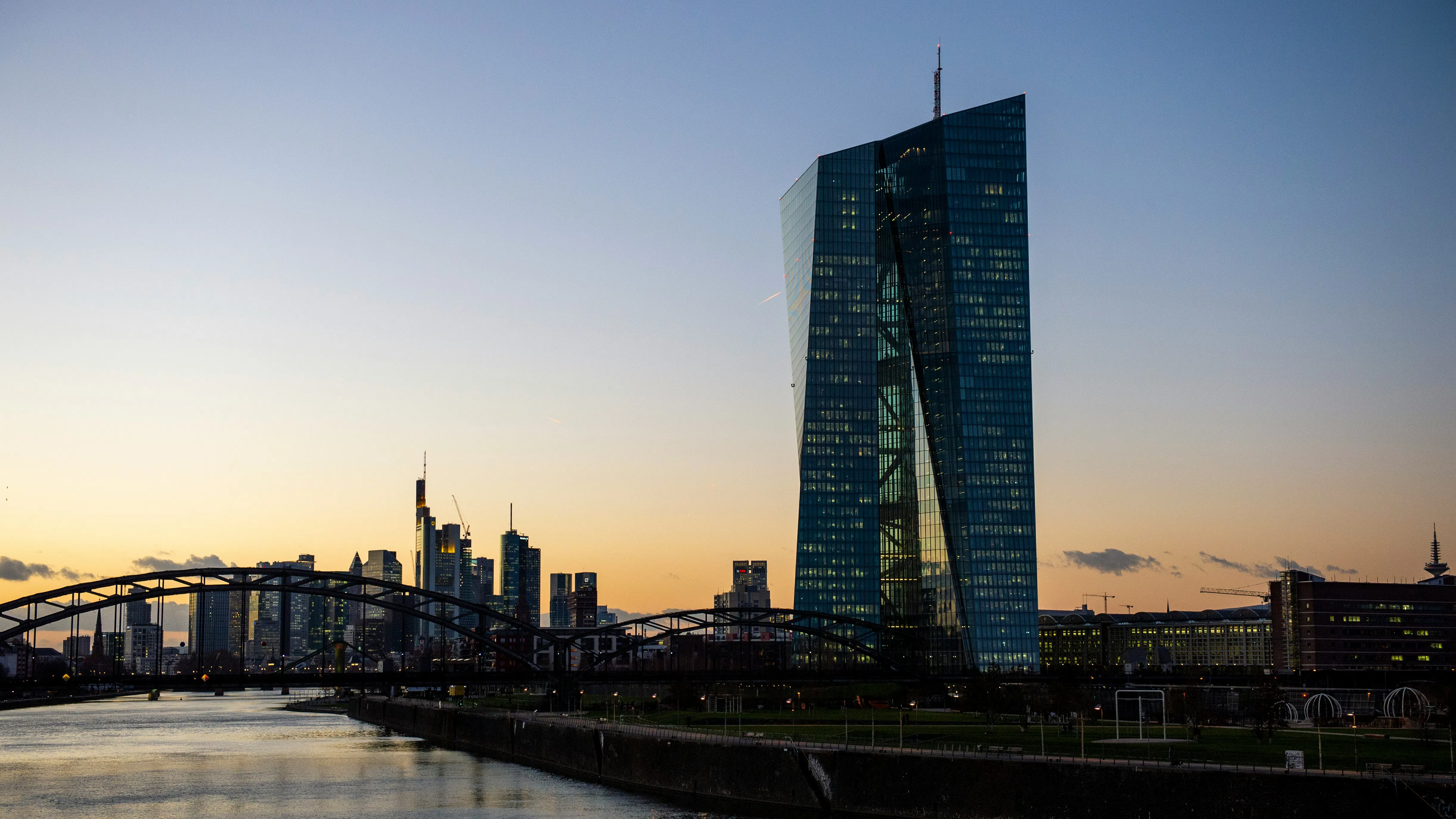 Последователни намалявания на лихвите не са желателни, предупреди член на ЕЦБ
