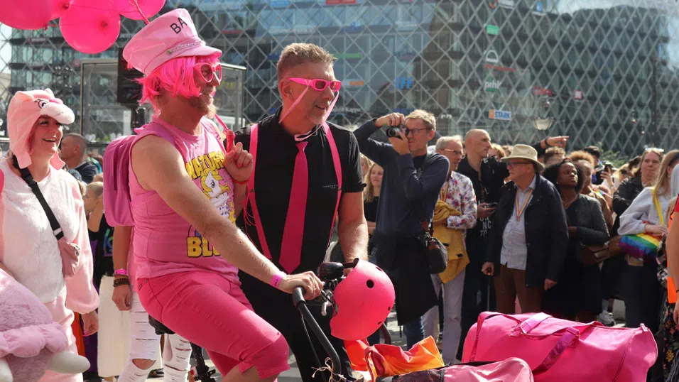 ЛГБТ+ туристите от САЩ търсят по-безопасни ваканции в Европа и дори обмислят преместване