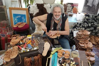 Сандали, поезия и бизнес: Тайната на най-известните обущари в Атина