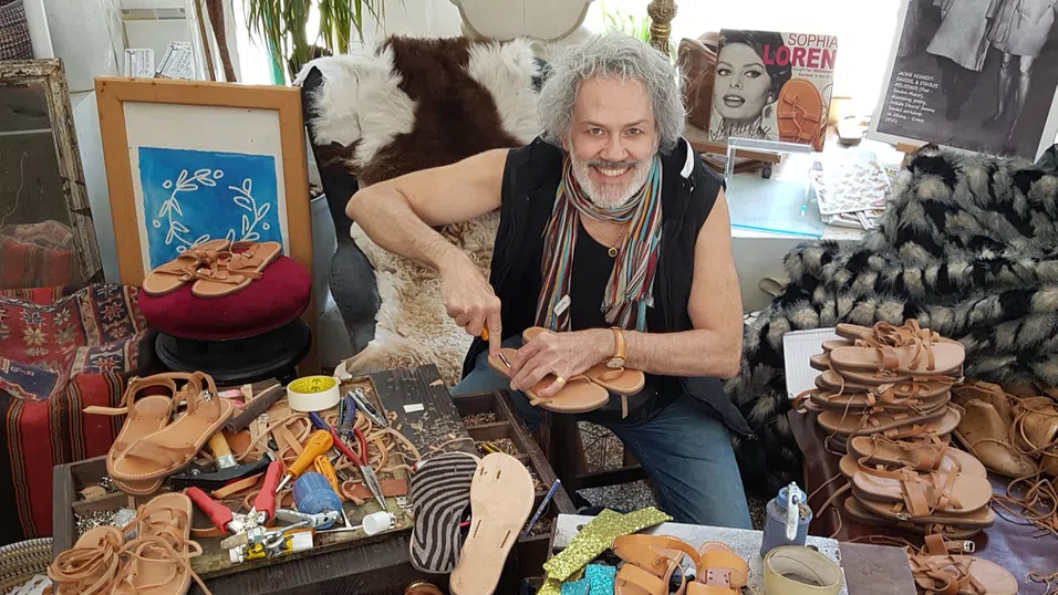 Сандали, поезия и бизнес: Тайната на най-известните обущари в Атина