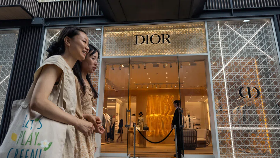 Златният шев на маркетинг стратегията: Как модата продава доверие в епоха на съмнение