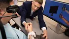 Учени възстановиха движението и част от усещането в ръцете на парализиран пациент с помощта на мозъчен имплант и AI