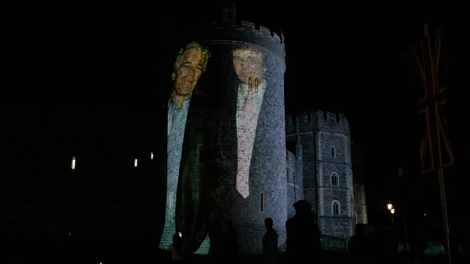 Снимката на Тръмп и Епстийн „грейна“ върху замъка Уиндзор, четирима са арестувани