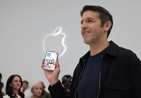 Сгъваемият iPhone Duo на Apple се разпродаде за часове, доставките се изместват за 2027 г.