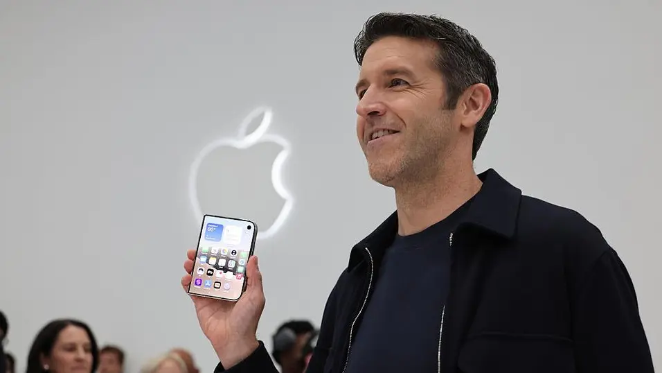 Сгъваемият iPhone Duo на Apple се разпродаде за часове, доставките се изместват за 2027 г.