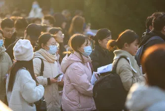 Шанс за успех 1 към 100: Защо младите висшисти в Китай избират държавната работа пред частния сектор