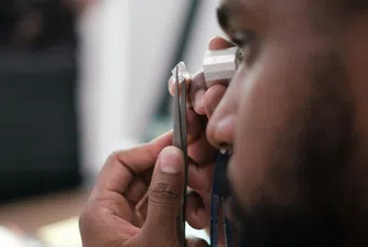 Двама бедни приятели от детството намериха диамант за 55 000 долара