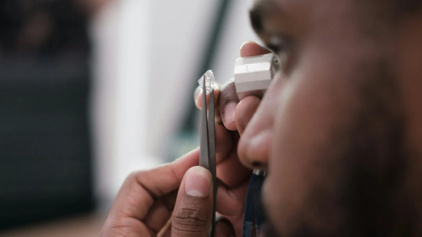 Двама бедни приятели от детството намериха диамант за 55 000 долара