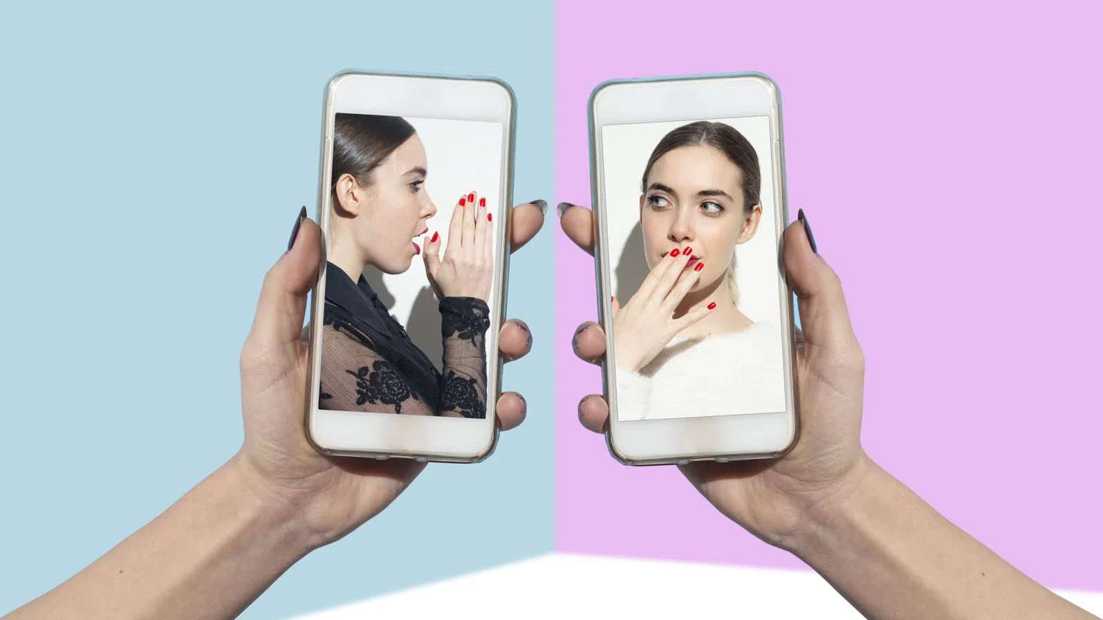 Ентусиазирани инфлуенсъри внимателно разопаковат подаръци или изпробват току що получени