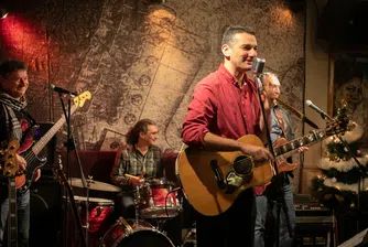 Как едно място се превръща в душата на софийските алтернативни клубове. И каква цена плащат собствениците, за да се чувстват последователите на блус културата като в собствен хол – и всеки от тях да е част от историята