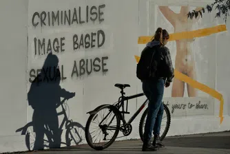 За разлика от т.нар. порно за отмъщение (публикуване на интимен запис без съгласието на другия с цел да бъде унижен), тук става дума за изцяло фалшифицирани снимки и видео съдържание