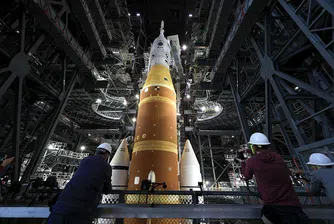 Мегаракетата на НАСА е на стартовата площадка. Подготовката за историческата мисия до Луната започва