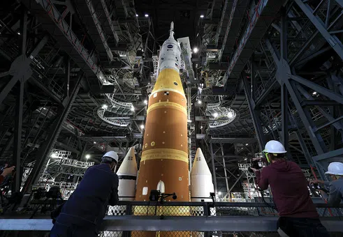 Мегаракетата на НАСА е на стартовата площадка. Подготовката за историческата мисия до Луната започва