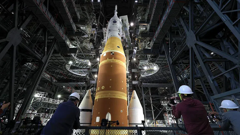 Мегаракетата на НАСА е на стартовата площадка. Подготовката за историческата мисия до Луната започва