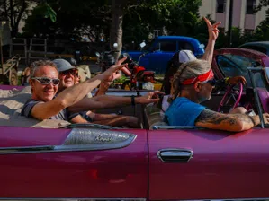 Някои „другари“ са по-равни от други: Частният елит си похапва стек насред кубинската криза