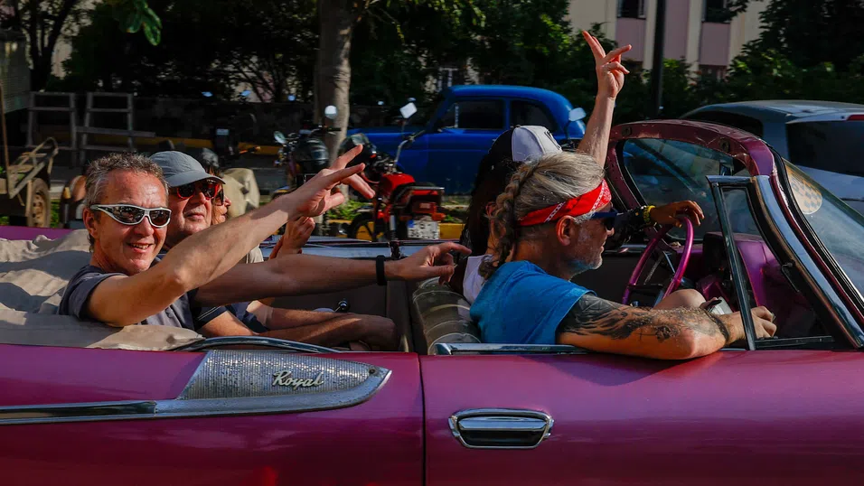 Някои „другари“ са по-равни от други: Частният елит си похапва стек насред кубинската криза