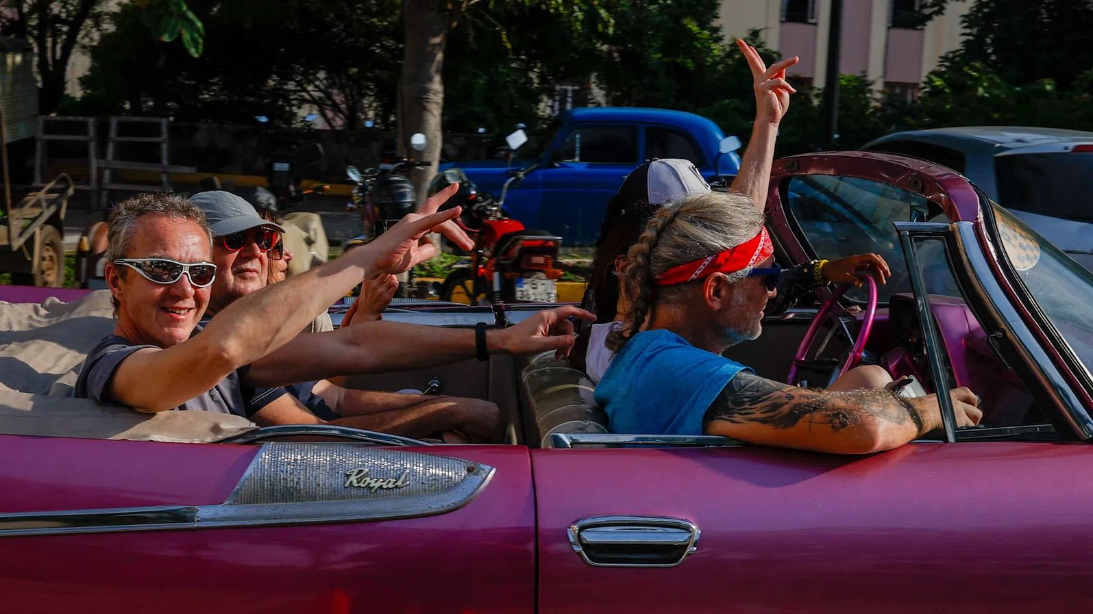 Някои другари са по-равни от други: Частният елит си похапва стек насред кубинската криза