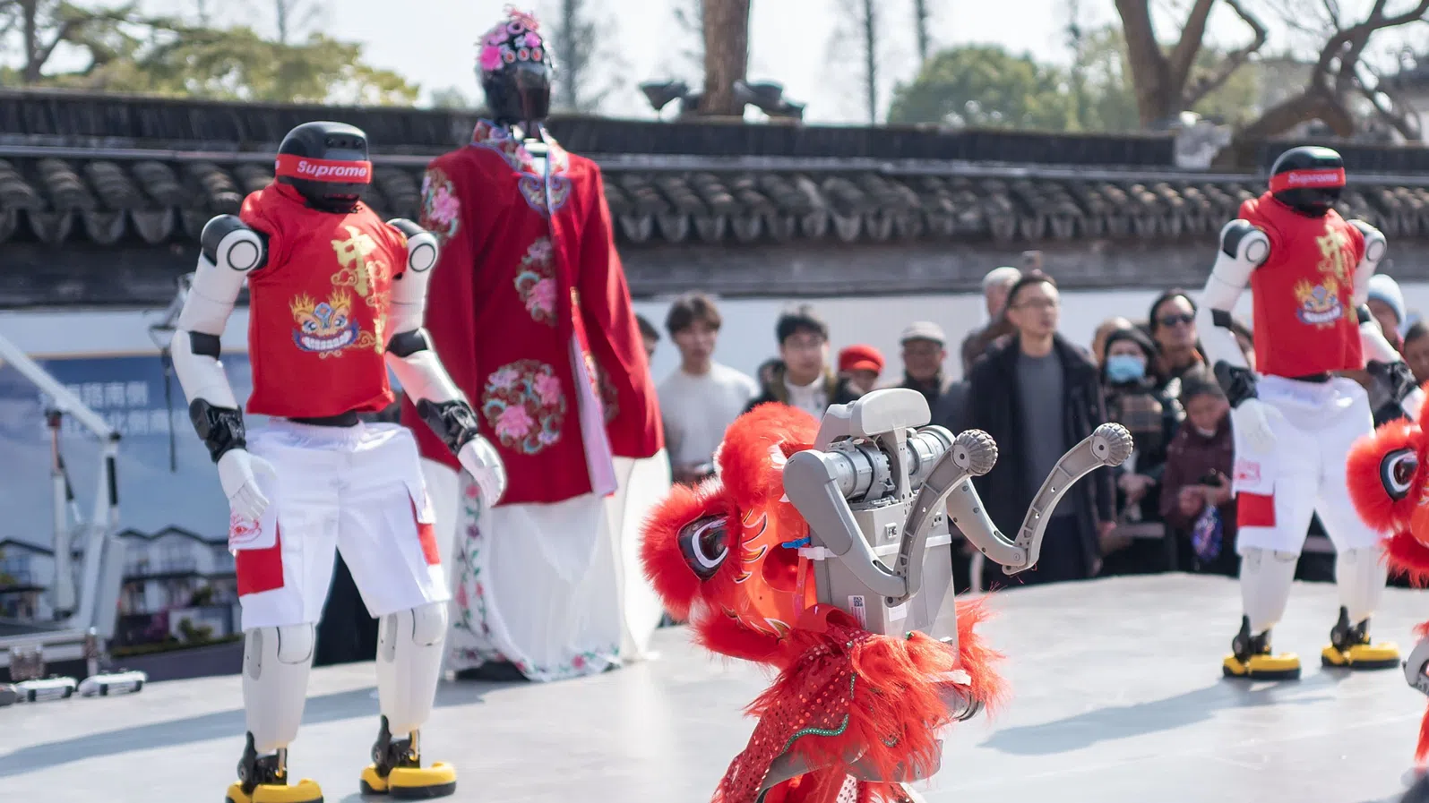 Хуманоидни роботи които танцуват правят салта и изпълняват кунг фу