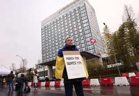 „Трудни“ преговори в Женева: Зеленски обвини Русия в умишлено забавяне