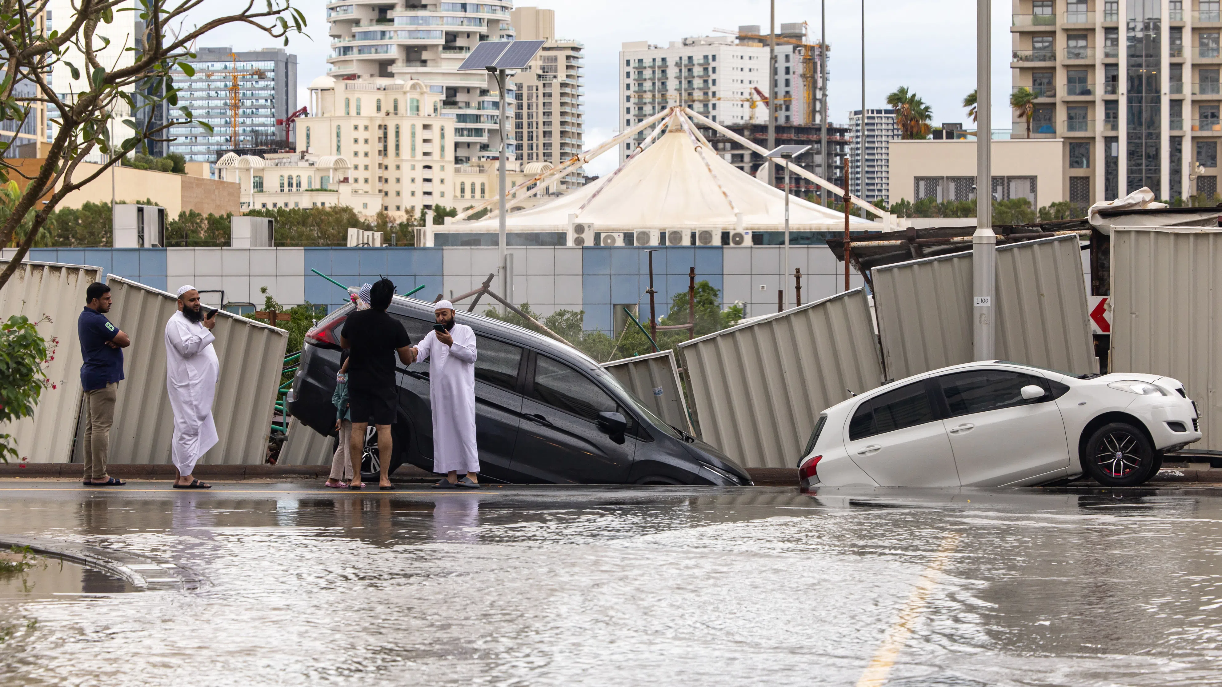 „Апокалипсис сега“: Наводненията, след които имиджът на Дубай не е същият