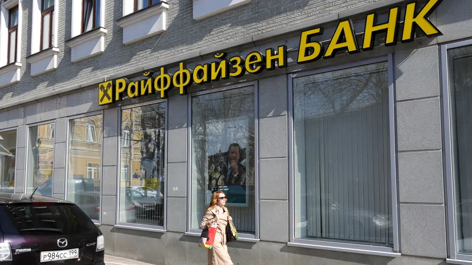 ЕС обмисля размразяване на активи на руски олигарх за компенсация на Raiffeisen Bank