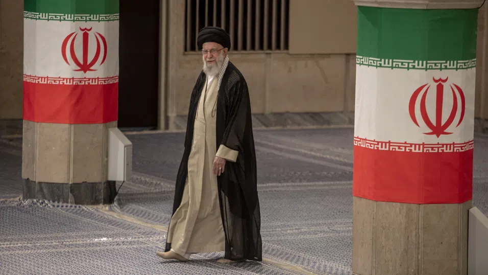 Върховният лидер на Иран предупреждава САЩ за „непоправими щети“, ако се включат във войната