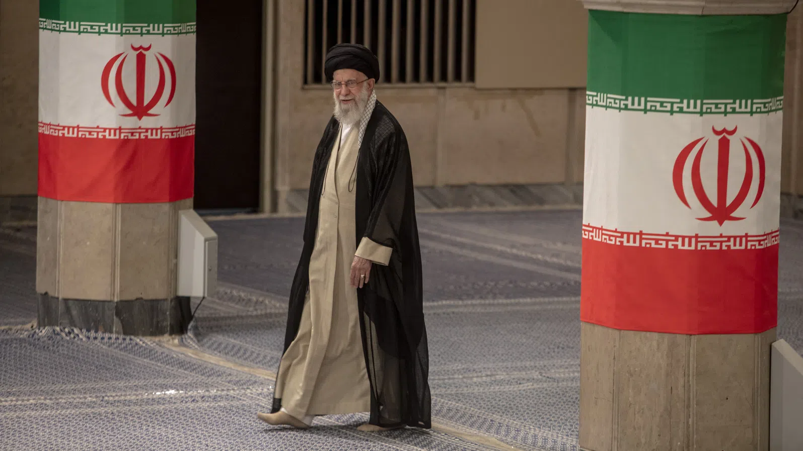 Аятолах Али Хаменей е мъртъв, потвърди Иран