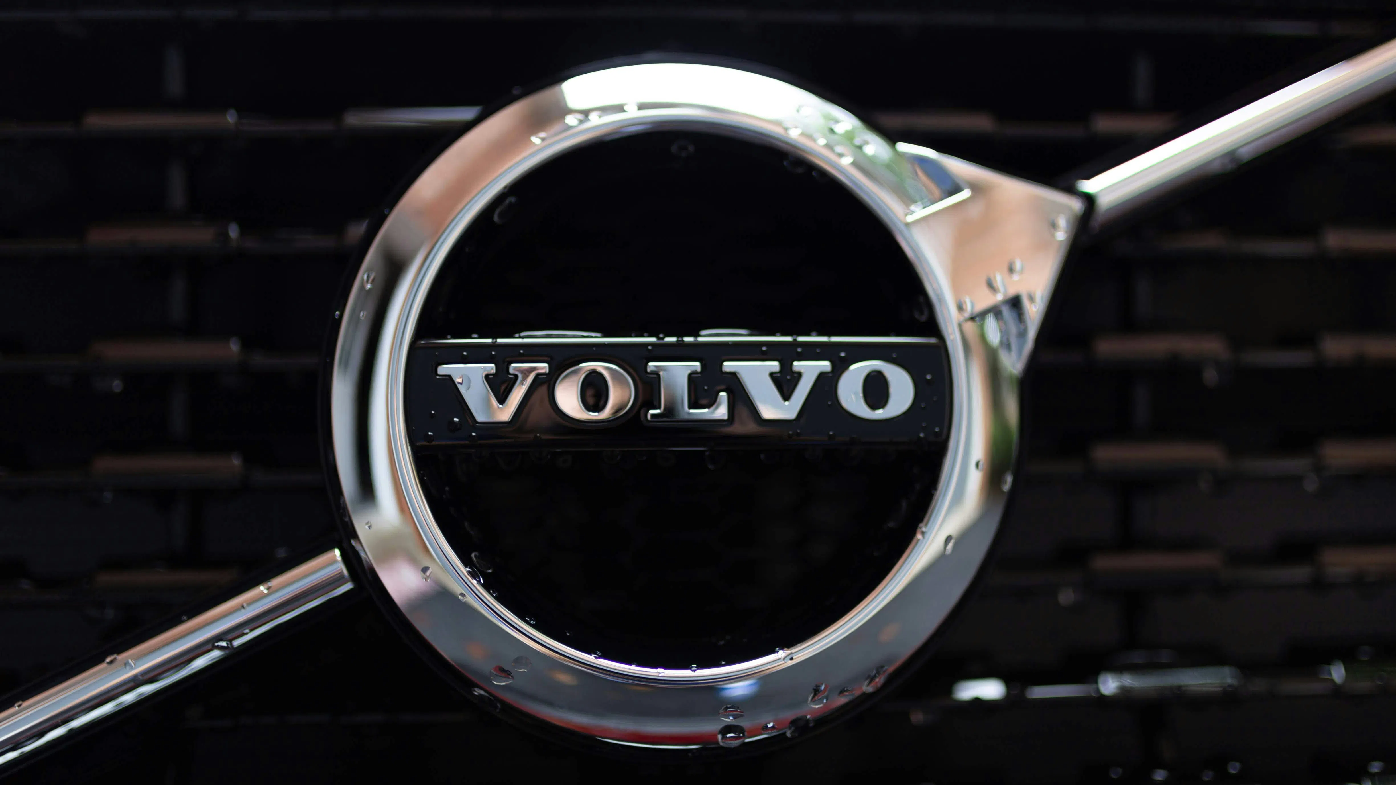 Volvo отчита ръст на продажбите, но предупреждава за митата върху Китай