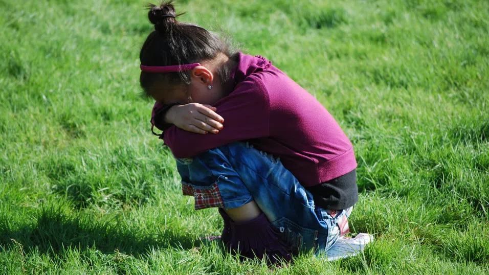 Бунт, крясъци и тъга едва на 6 г. Какво казва науката за „пубертета на разклатените зъби“
