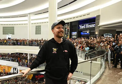 От бургери до финтех: Най-големият ютубър превръща феновете в клиенти