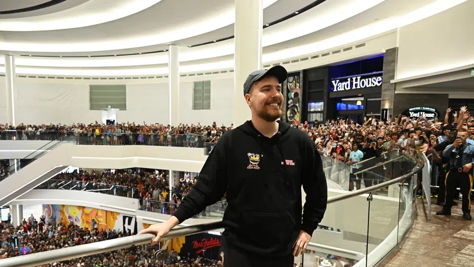 От бургери до финтех: Най-големият ютубър превръща феновете в клиенти