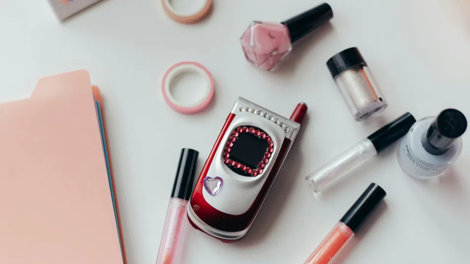 Щрак и право към бъдещето: Колко близо сме до сгъваемия iPhone и завръщането на флип телефоните