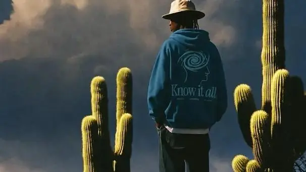 Новата технологична униформа е ярка, с лого и няма нищо общо с черното поло на Стив Джобс