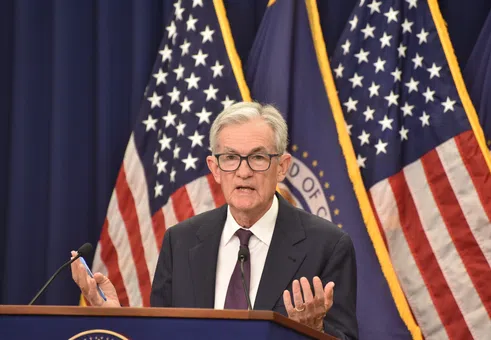 Фед сложи край на ерата „Пауъл“ с пауза в лихвите и разногласия за следващия ход
