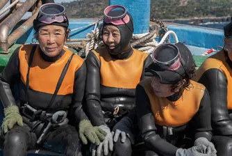 Документалният филм „The Last of the Sea Women“ представя  застаряващата, но все пак активна общност от жени водолози