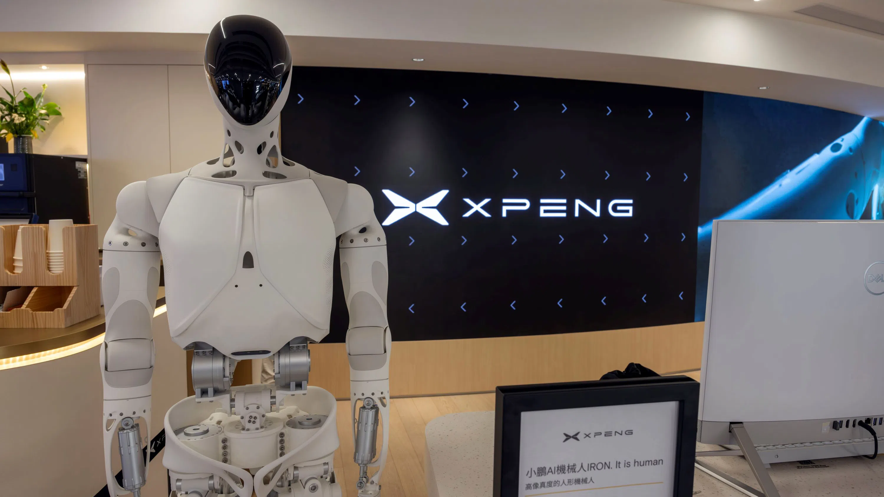 Tesla има Optimus, но китайският ѝ конкурент създава Iron – робот, „достатъчно мекичък“, за да го прегърнеш