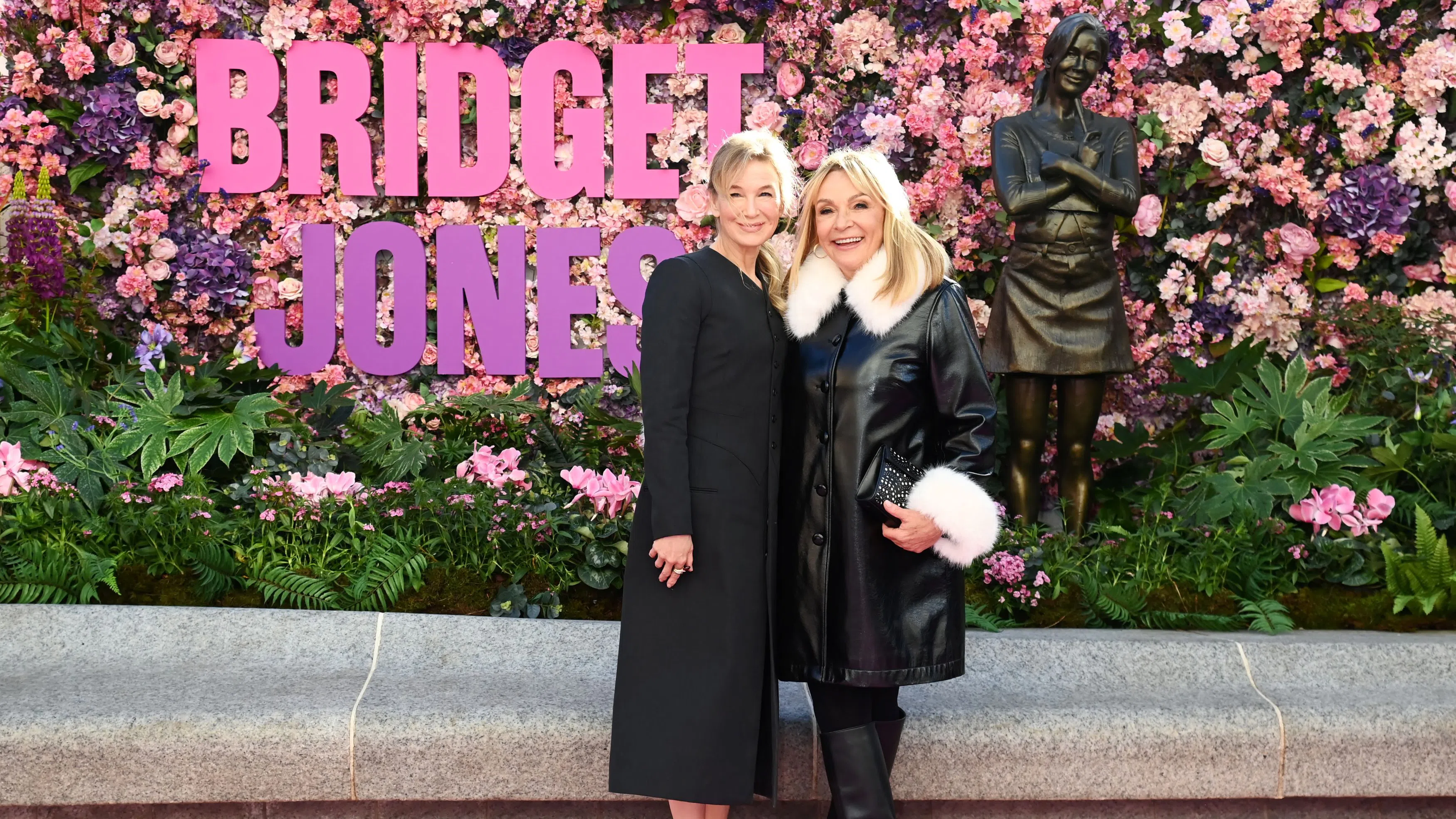 Нова статуя на Бриджит Джоунс се присъединява към филмовите икони на лондонския Лестър Скуеър