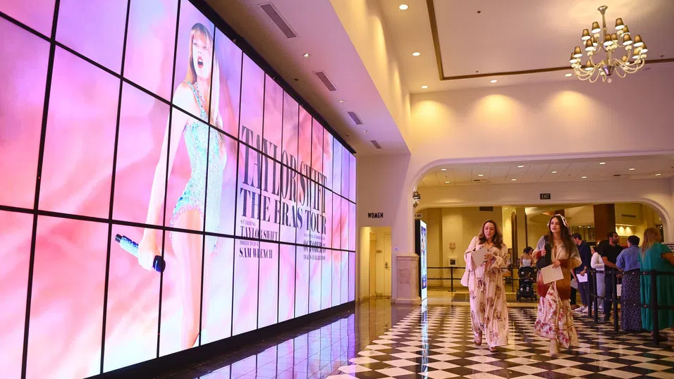 Parasocial е думата на 2025 г. според Cambridge Dictionary