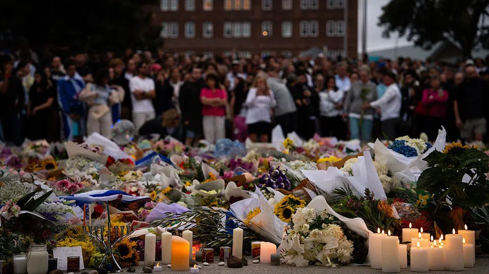 Заподозрените за атаката на Бонди Бийч прекарват месец във Филипините почти без да излизат от хотела си и без никакви посетители